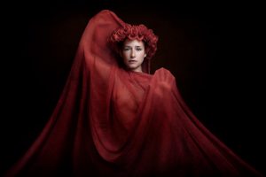 La Dama del Velo Rojo VI